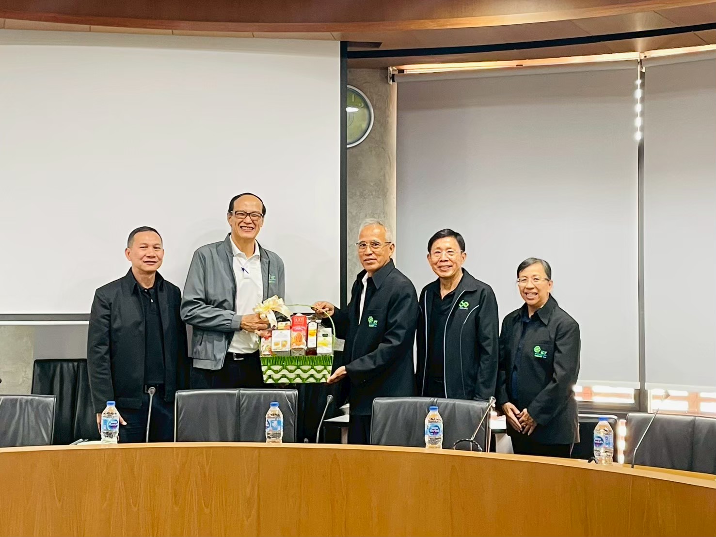 Ictpresentadvisor69ชุมนุมสหกรณ์ออมทรัพย์ไทย ไอซีที จำกัด มอบกระเช้าให้คณะที่ปรึกษา ประจำปี 2569