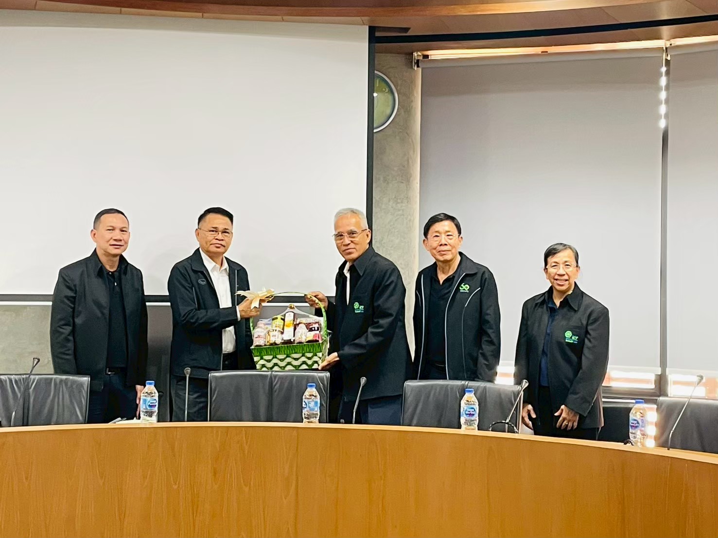 ชุมนุมสหกรณ์ออมทรัพย์ไทย ไอซีที จำกัด มอบกระเช้าให้คณะที่ปรึกษา ประจำปี 2569 รูปที่ 3